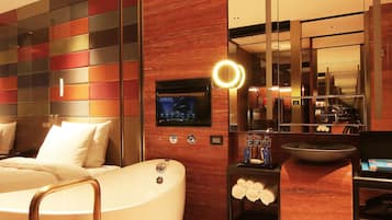 Bathtub dan shower terpisah, bathtub besar, dan shower pijat air