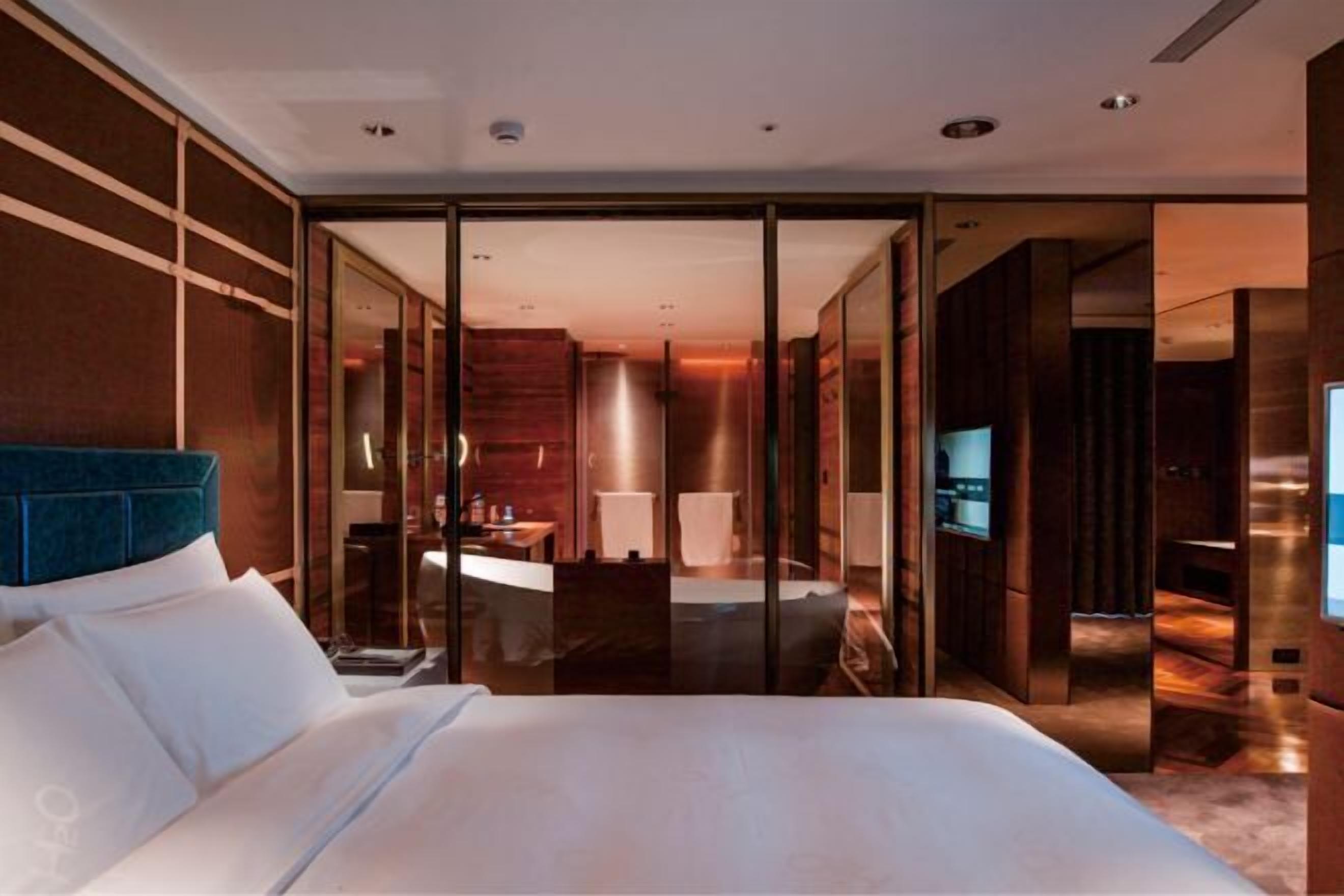 高档床上用品、羽绒被、迷你吧（备有免费物品）、客房内保险箱