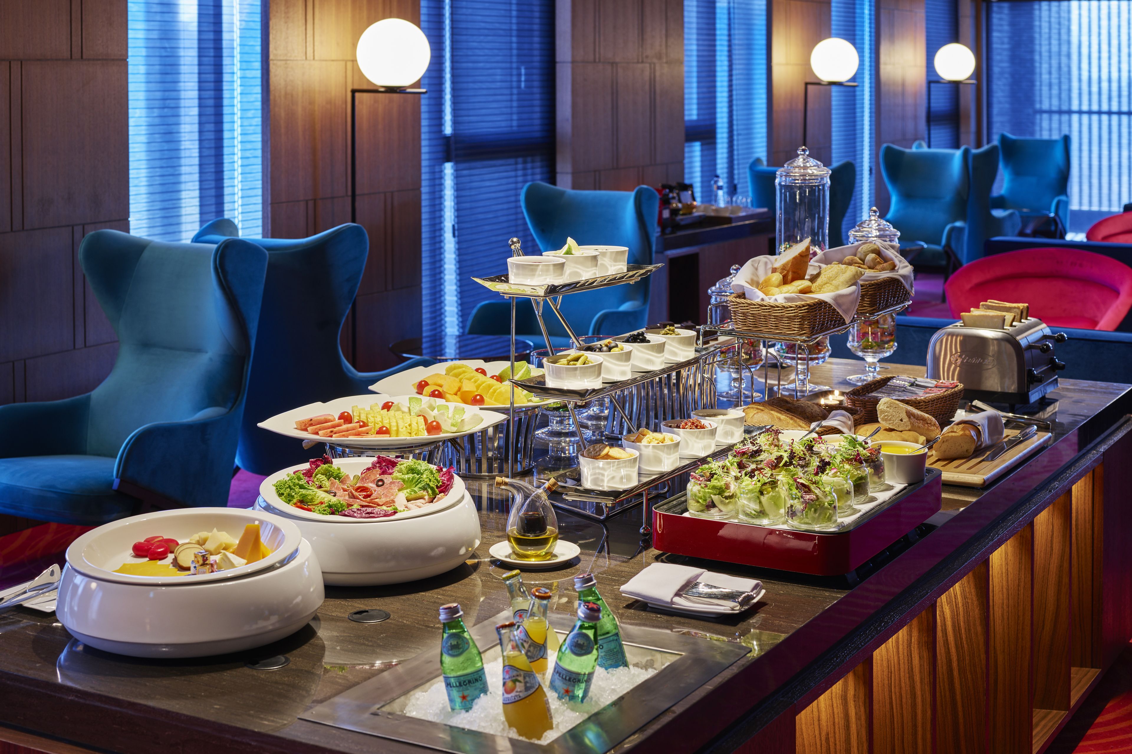 free daily breakfast