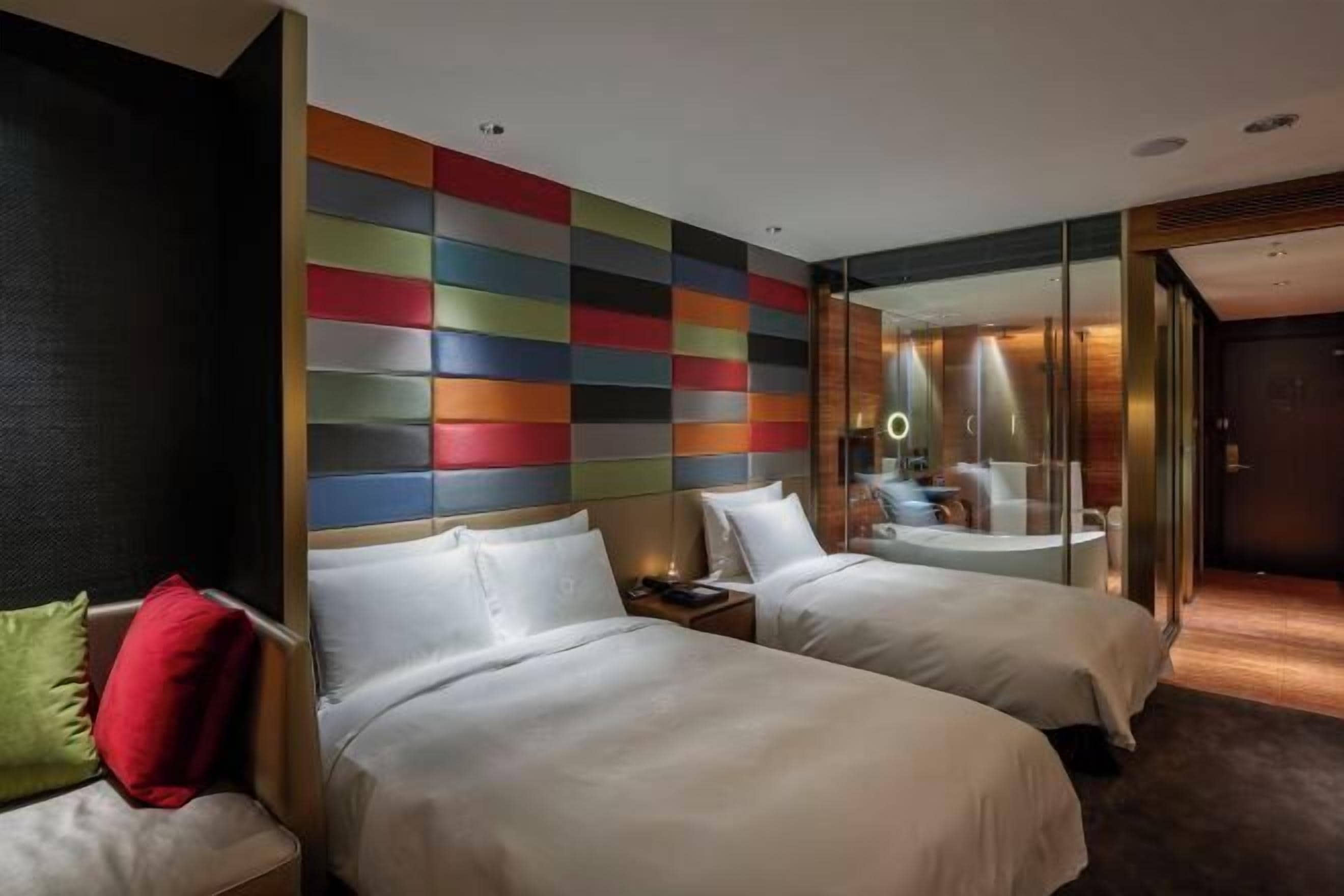 高档床上用品、羽绒被、迷你吧（备有免费物品）、客房内保险箱