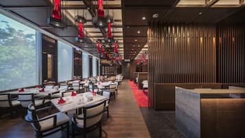 3 restaurants, breakfast, lunch, dinner served; Chinese cuisine