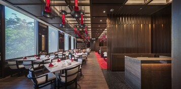 3 restaurants, breakfast, lunch, dinner served; Chinese cuisine