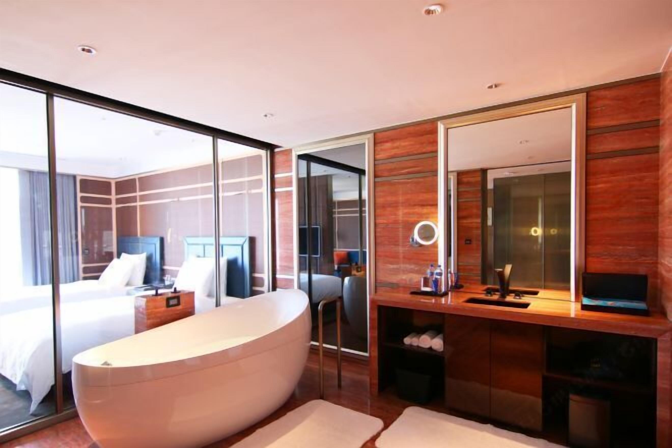 高档床上用品、羽绒被、迷你吧（备有免费物品）、客房内保险箱