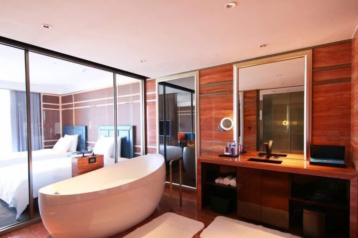 Premium bedding, down duvets, free minibar, in-room safe