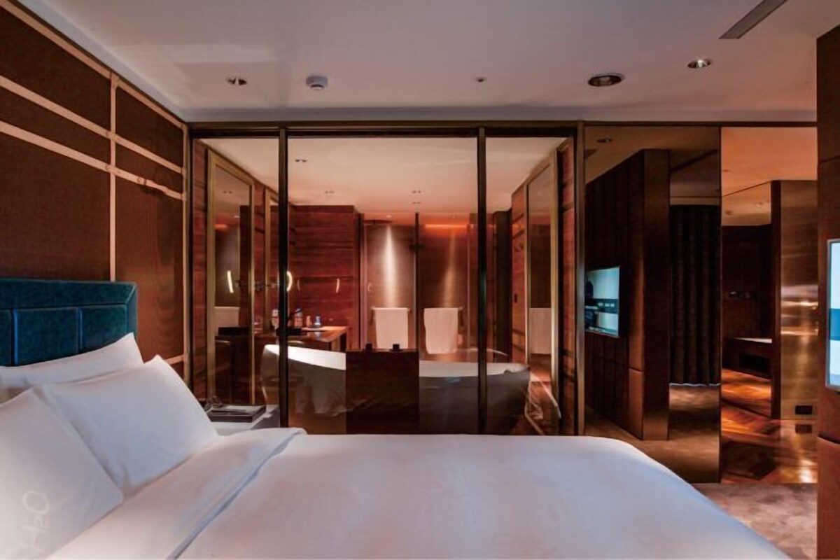 เครื่องนอนระดั บพรีเมียม, ผ้านวมขนเป็ด, มินิบาร์ฟรี, ตู้นิรภัยในห้องพัก