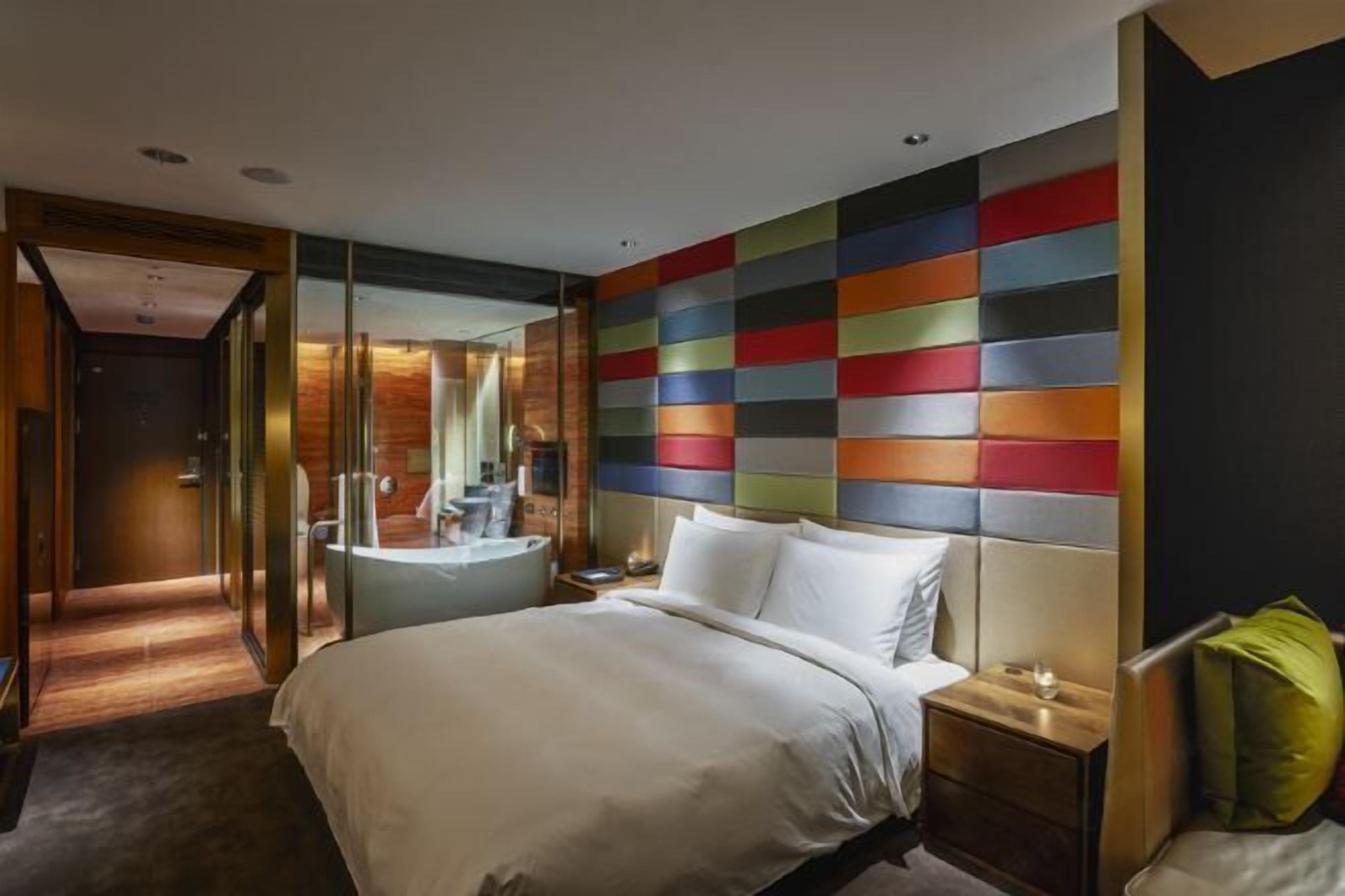 高档床上用品、羽绒被、迷你吧（备有免费物品）、客房内保险箱