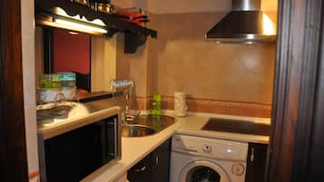 Departamento, 2 habitaciones | Cocina privada | Refrigerador, microondas, parrilla de estufa y cafetera y tetera