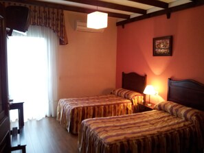 2 chambres, fer et planche à repasser, lits bébé (en supplément)