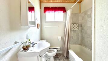 Cottage, 2 Bedrooms (Double / Twin) | Bathroom | Combined shower/tub, towels, soap, shampoo