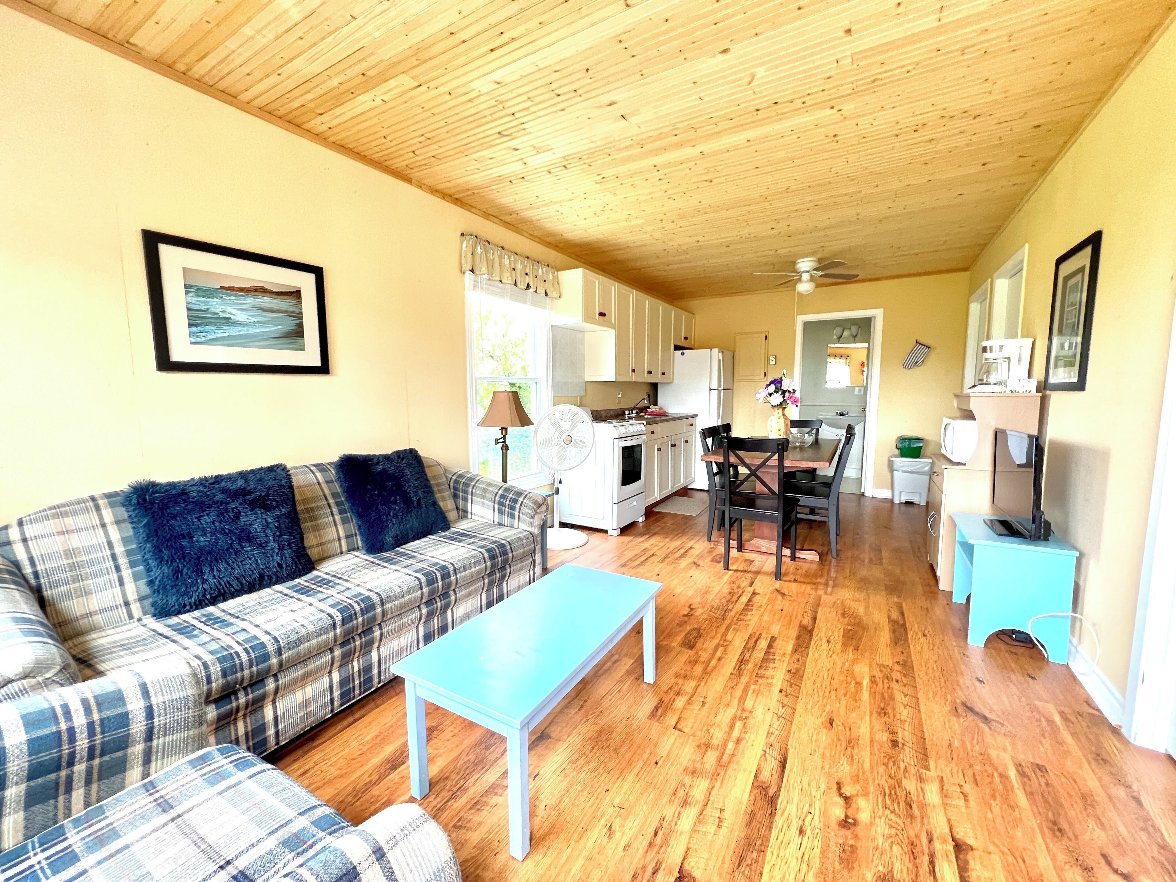 Cottage, 3 Bedrooms | Private kitchen | Fridge, microwave, stovetop, coffee/tea maker