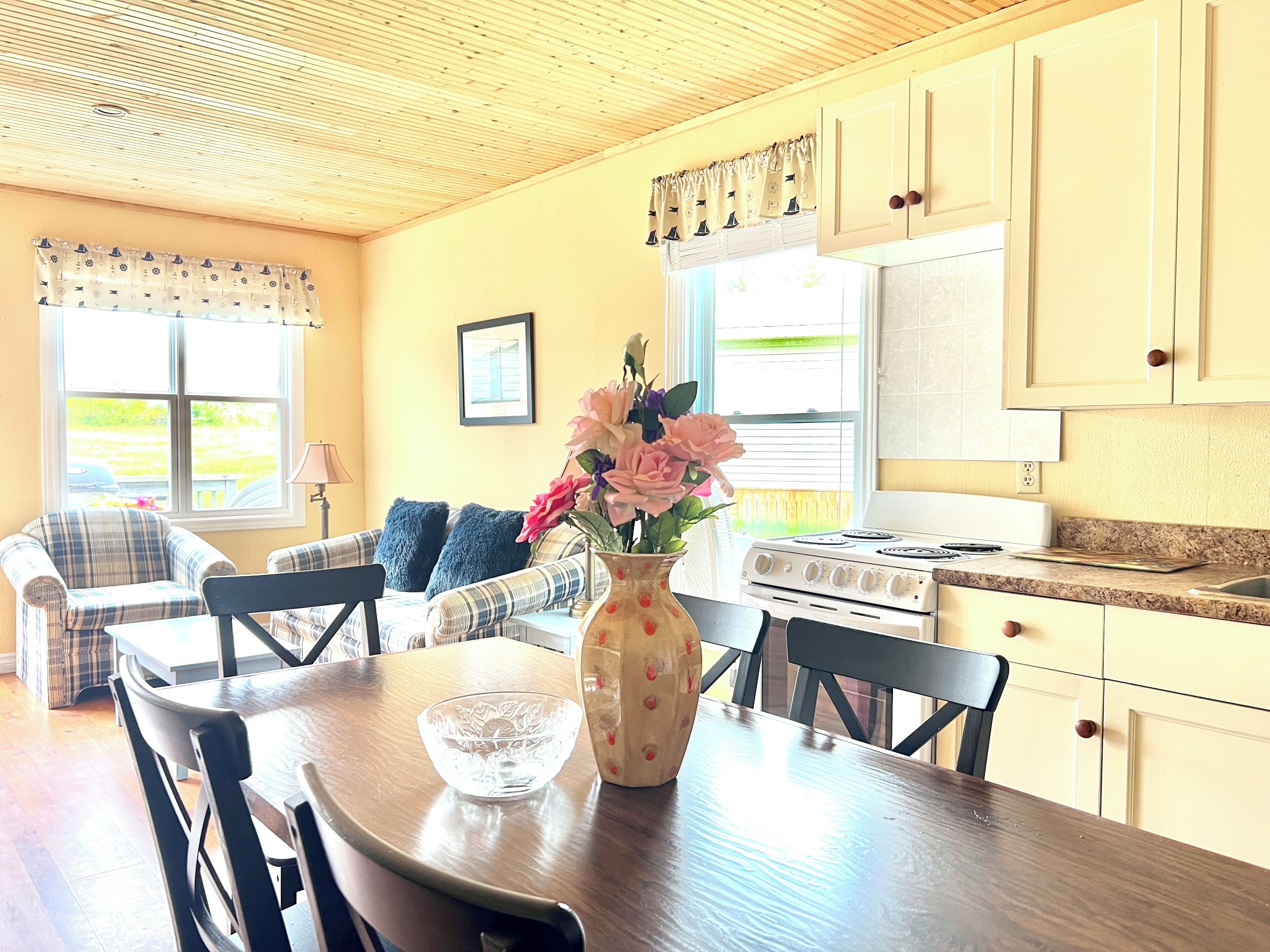 Chaumière, 3 chambres | Cuisine privée | Réfrigérateur, four à micro-ondes, surface de cuisson, cafetière-théière
