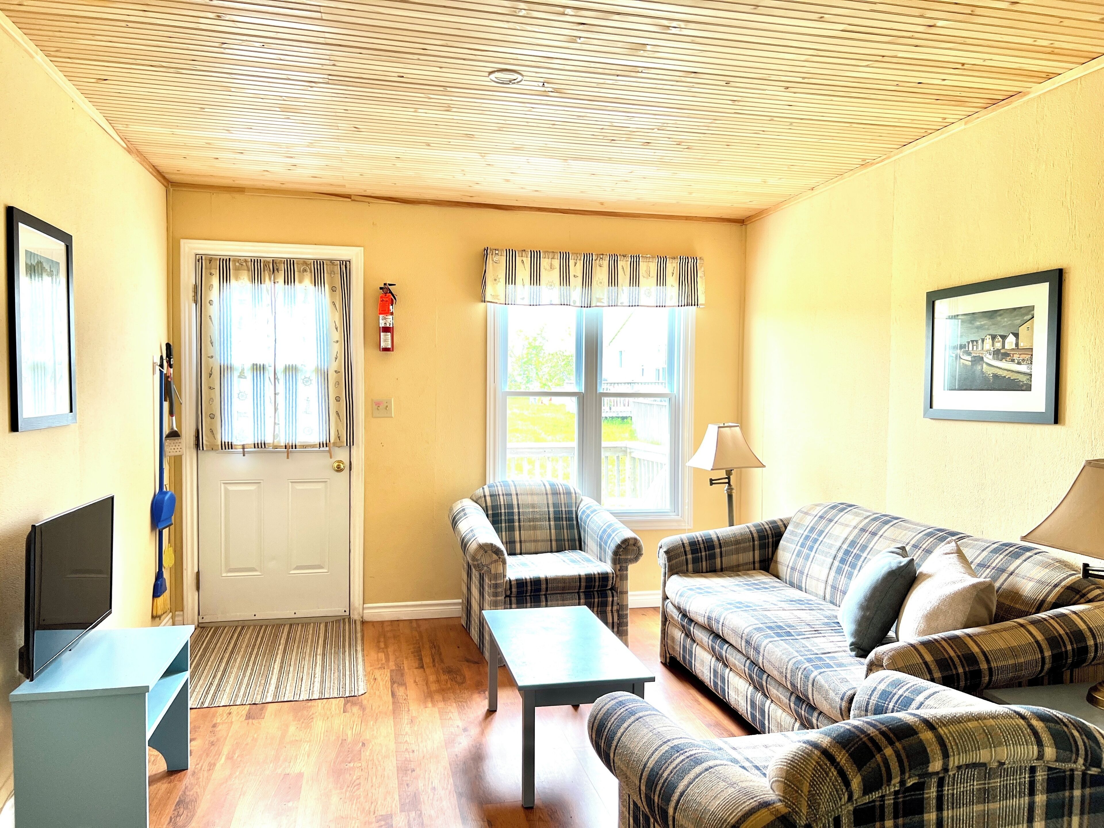 Cottage, 2 Bedrooms (Double / Twin) | Living area | Flat-screen TV, toys