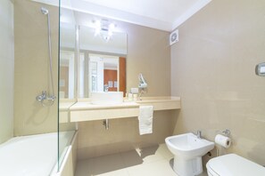 Bidet, towels