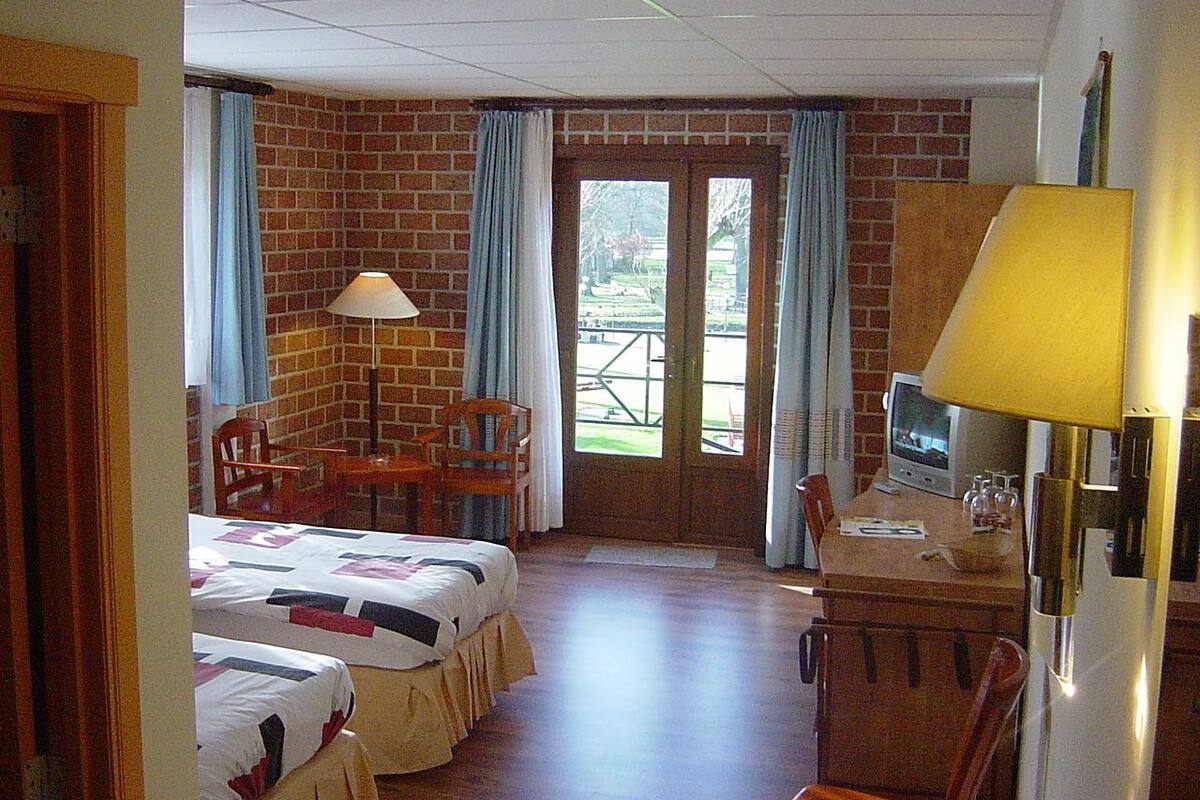 twin room | minibar, in-room safe, individually decorated, individually furnished