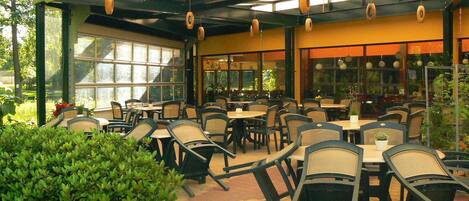 Breakfast, lunch, dinner served; Belgian cuisine