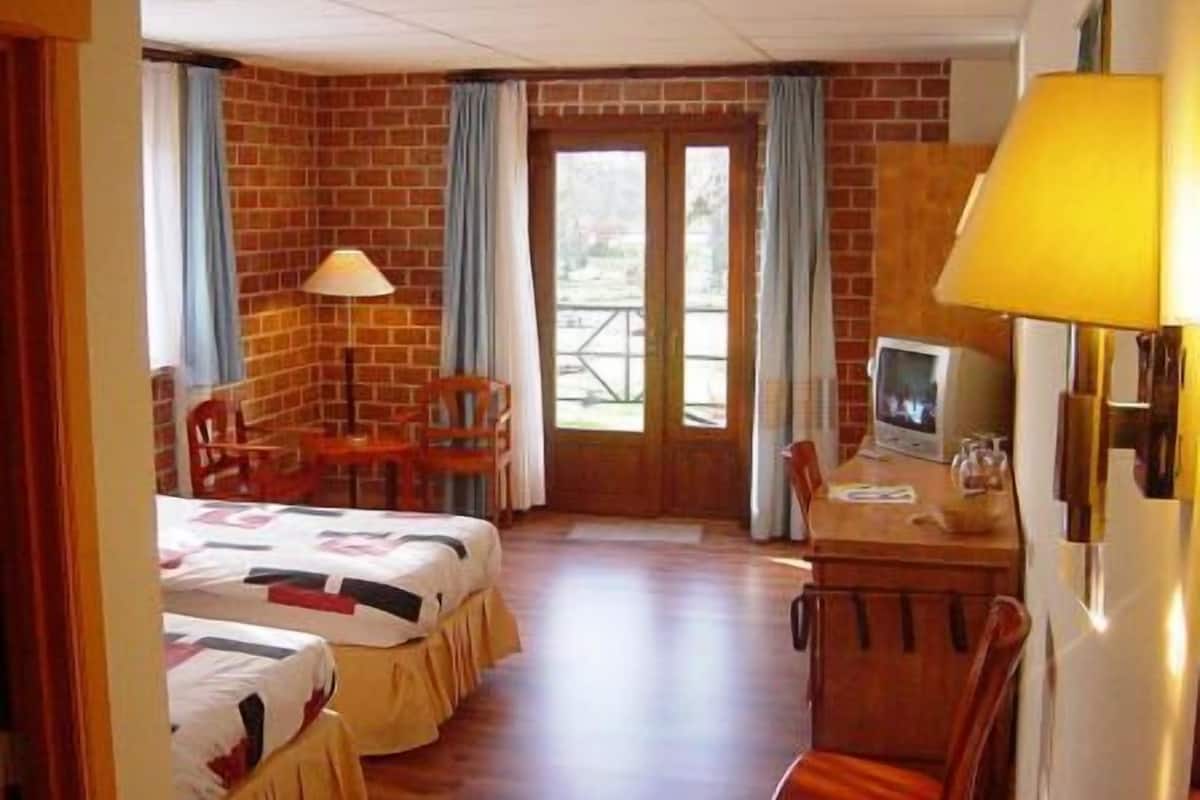 twin room | minibar, in-room safe, individually decorated, individually furnished