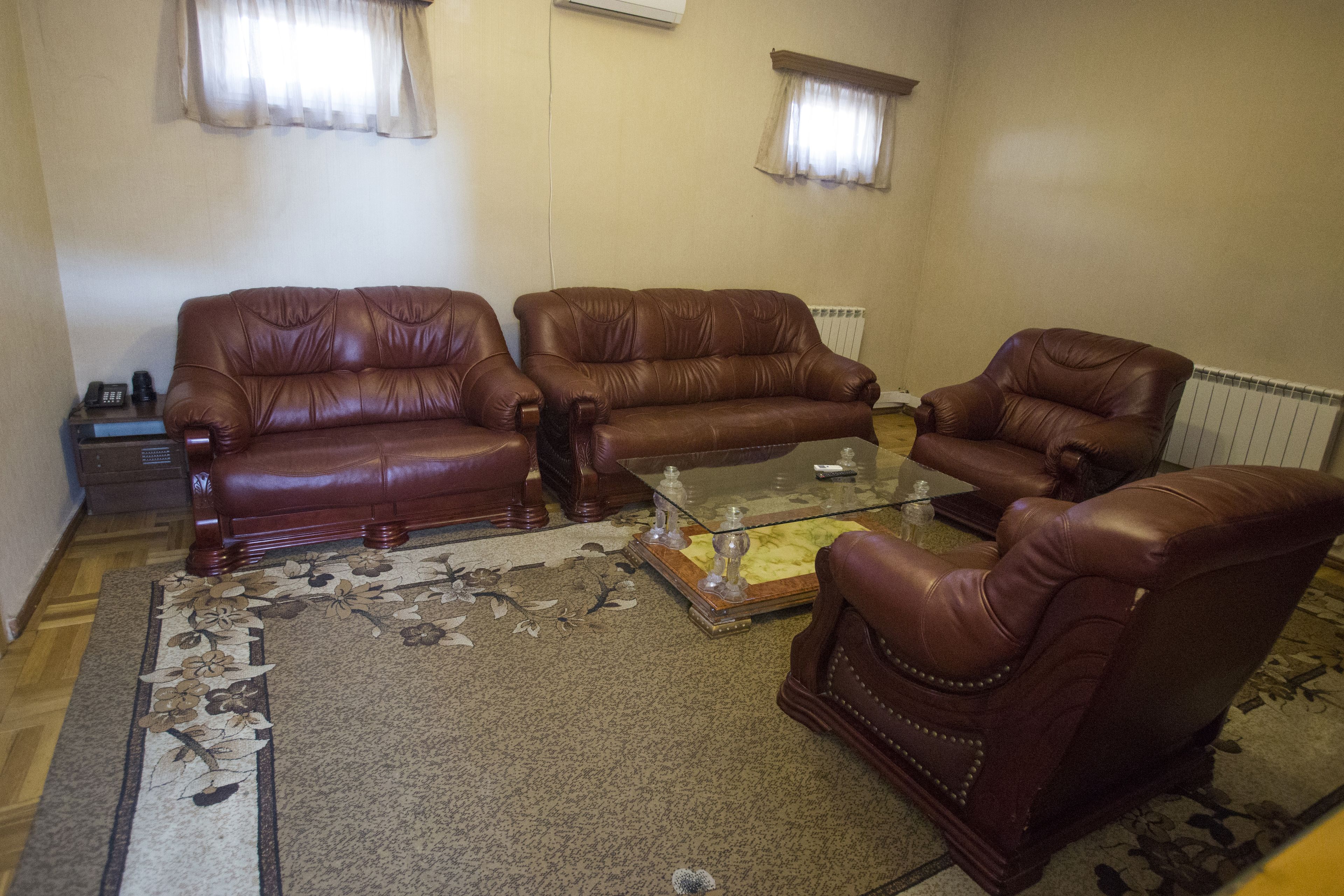 Suite, 2 Schlafzimmer, 2 Bäder | Wohnzimmer | Fernseher