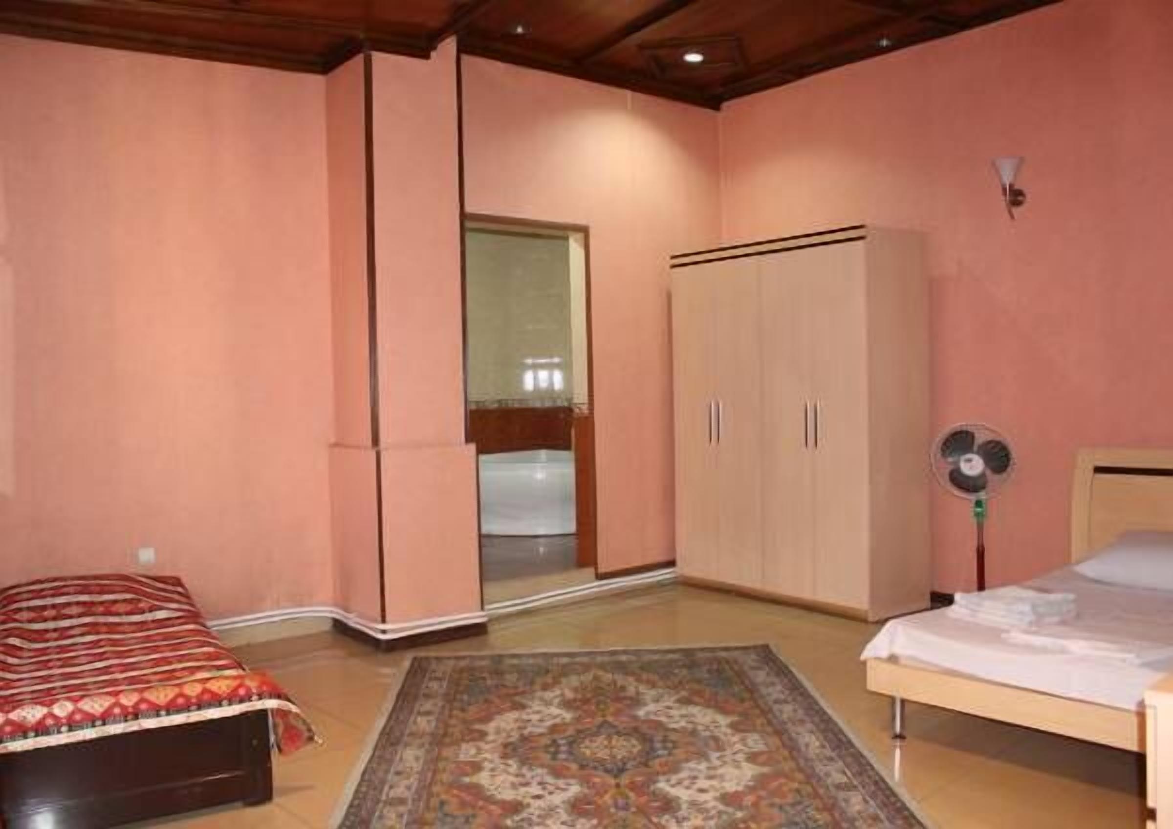 Dreibettzimmer | Schreibtisch, Zustellbetten, kostenloses WLAN