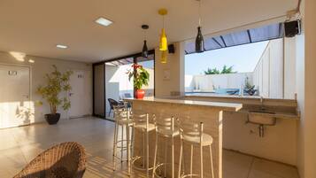 Bar à beira da piscina