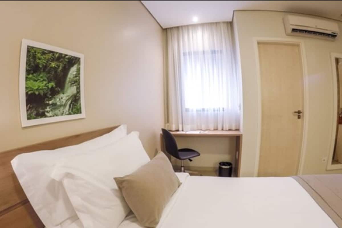 Superior tweepersoonskamer | Pillowtop-bedden, een minibar, een kluis op de kamer, een bureau