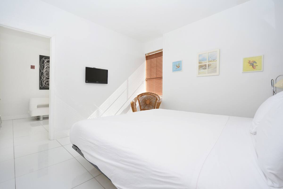 Standard Room, 1 Bedroom | Living area | TV