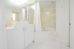 Standard Room, 1 Bedroom | Bathroom | Free toiletries, towels - First Street Apartments (Miami Beach)