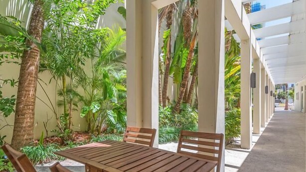 Outdoor dining - First Street Apartments (Miami Beach)