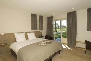 Minibar, caja de seguridad en la habitación y escritorio