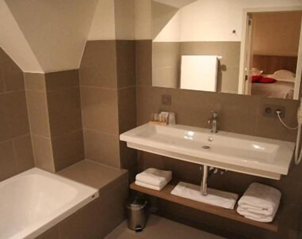 Hotel Huyshoeve by null