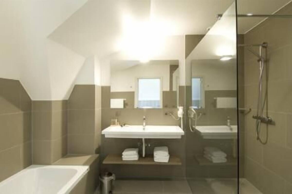 rainfall showerhead, free toiletries