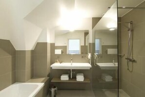 Douche à « effet pluie », articles de toilette gratuits
