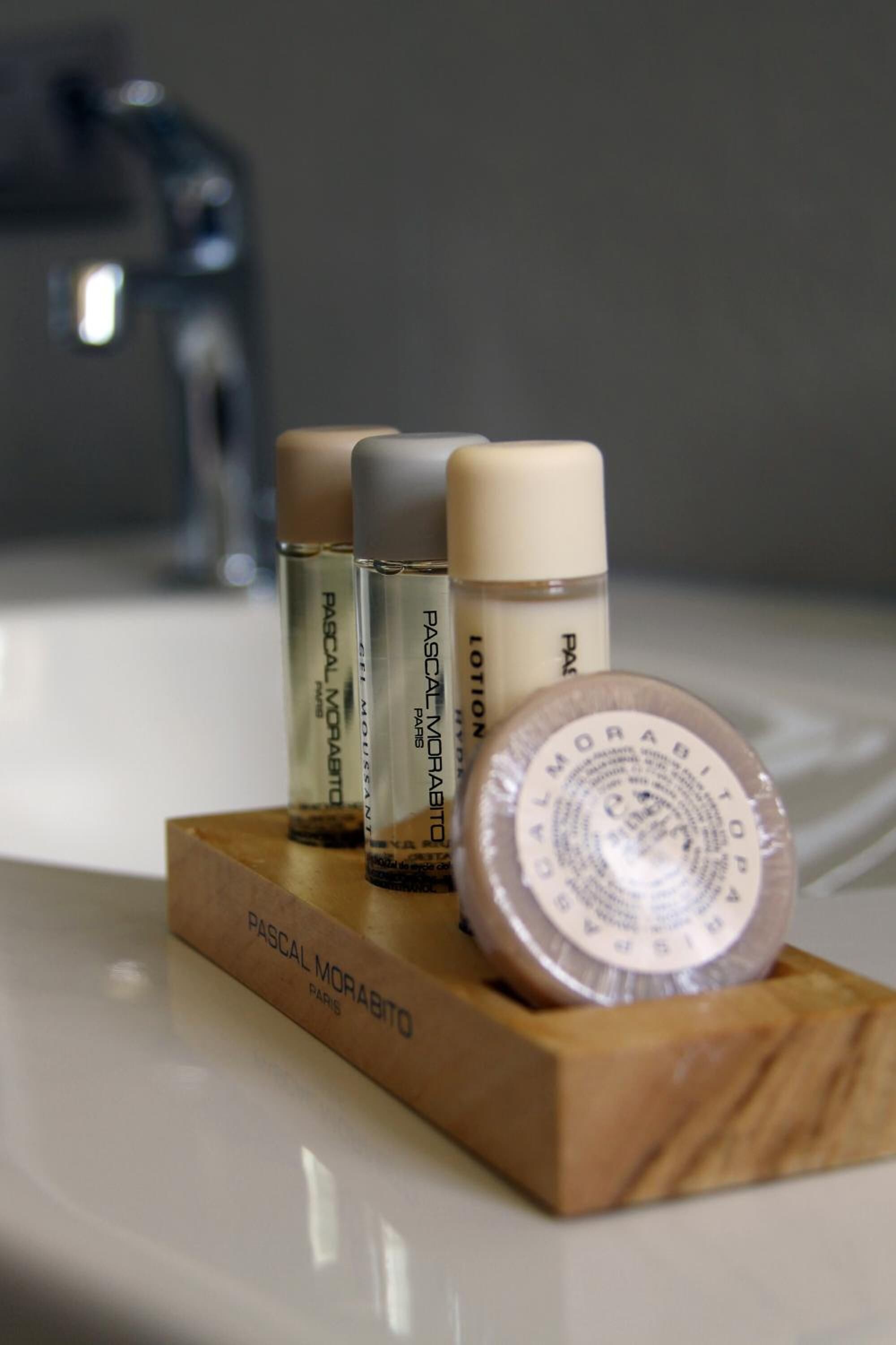 rainfall showerhead, free toiletries