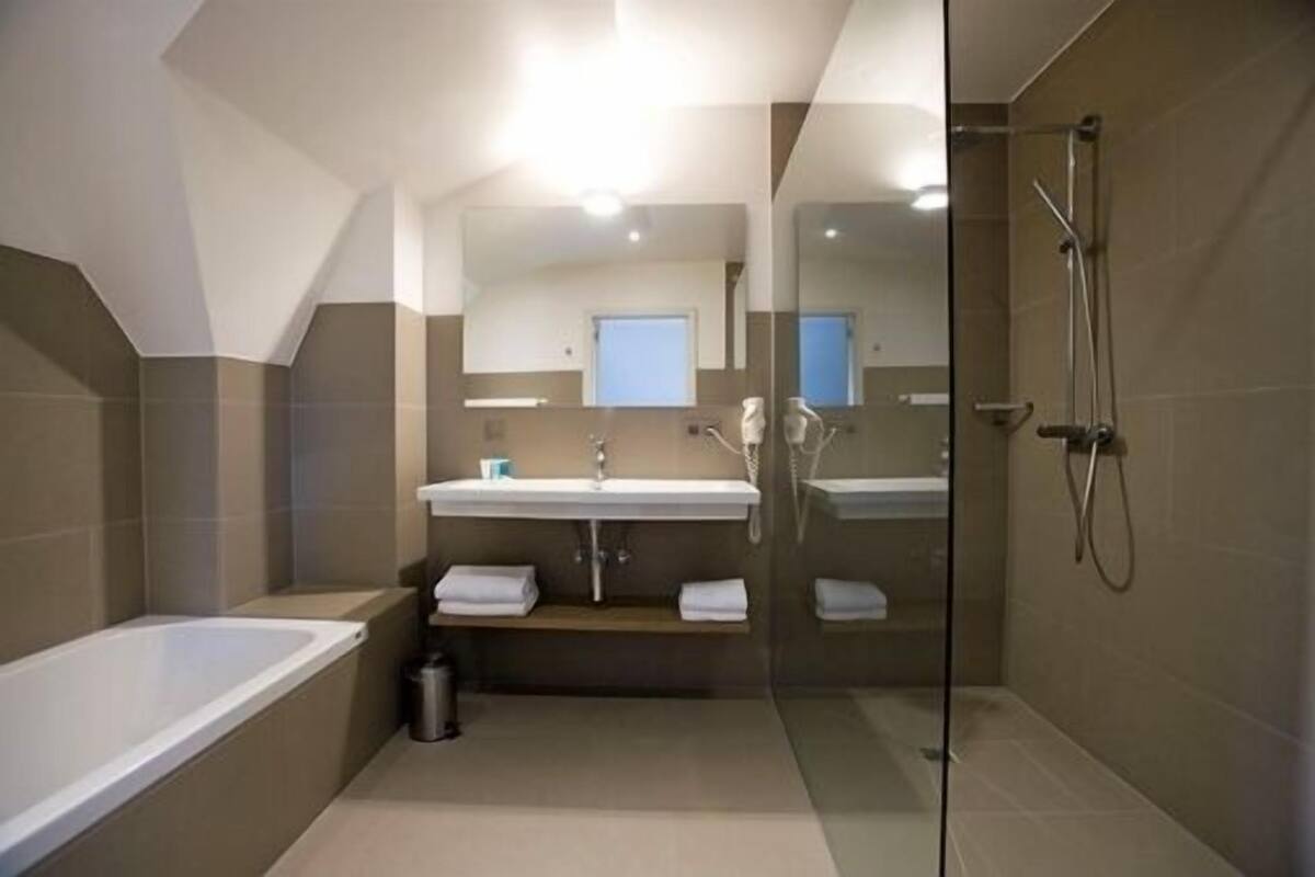 rainfall showerhead, free toiletries