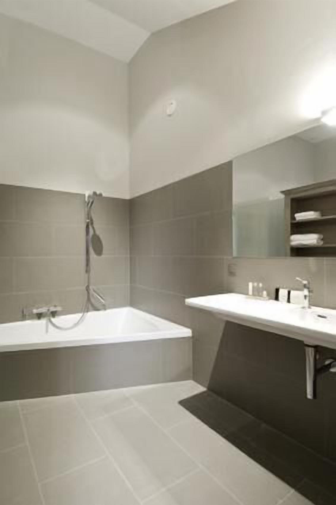 rainfall showerhead, free toiletries