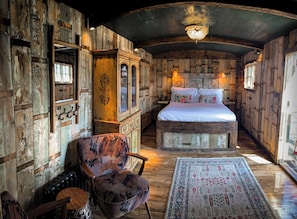 Rede Shepherds Hut | Minibar, in-room safe, individually decorated, blackout drapes - The Joiners Arms (Alnwick)
