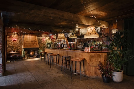 Breakfast, lunch, dinner served; British cuisine