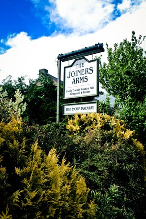 Señal de The Joiners Arms, un pub rural, restaurante y habitaciones ideal para familias.