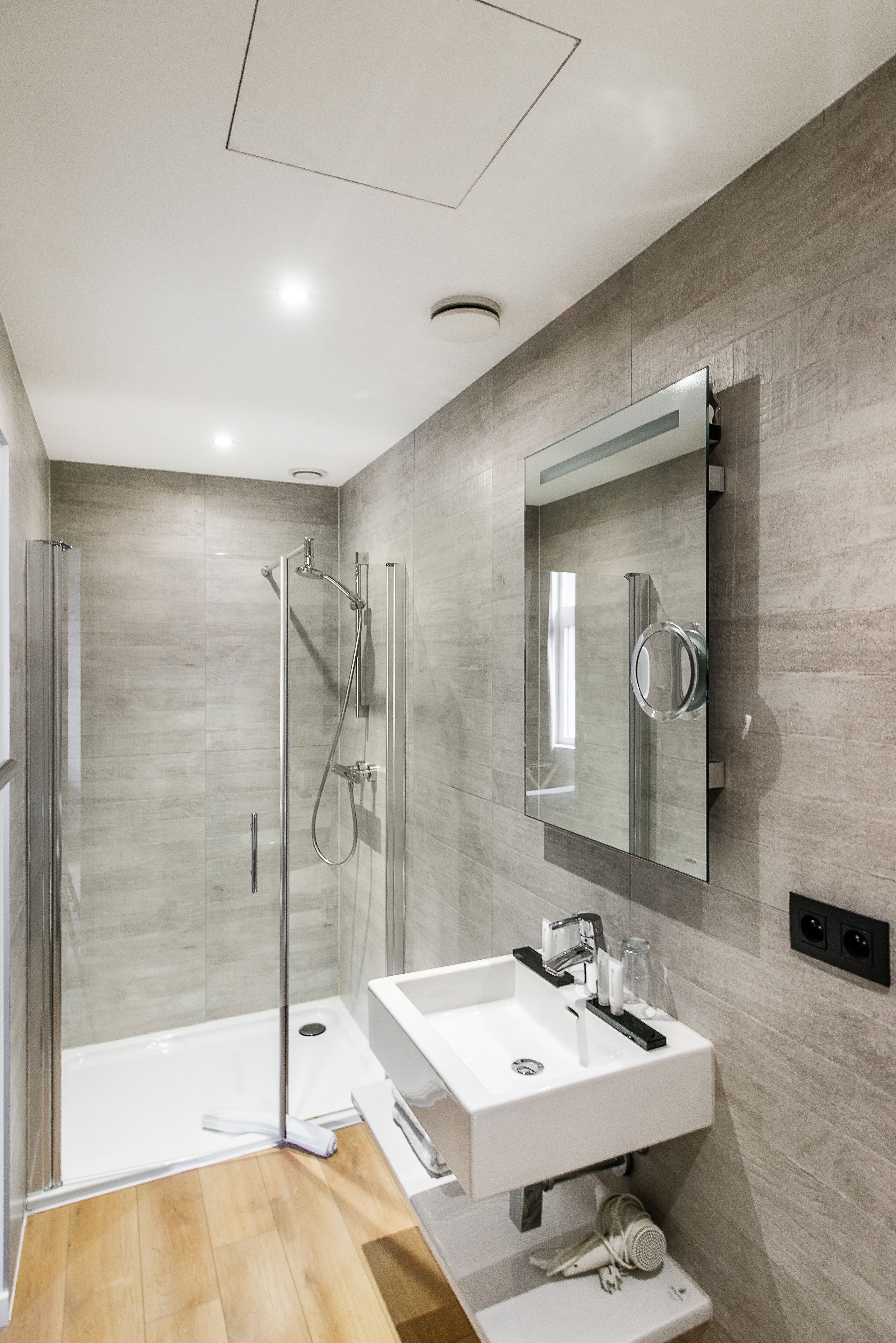 Deep soaking tub, hydromassage showerhead, free toiletries, hair dryer
