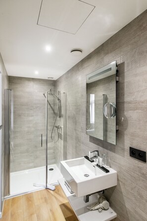 Bañera profunda, cabezal de ducha con hidromasaje