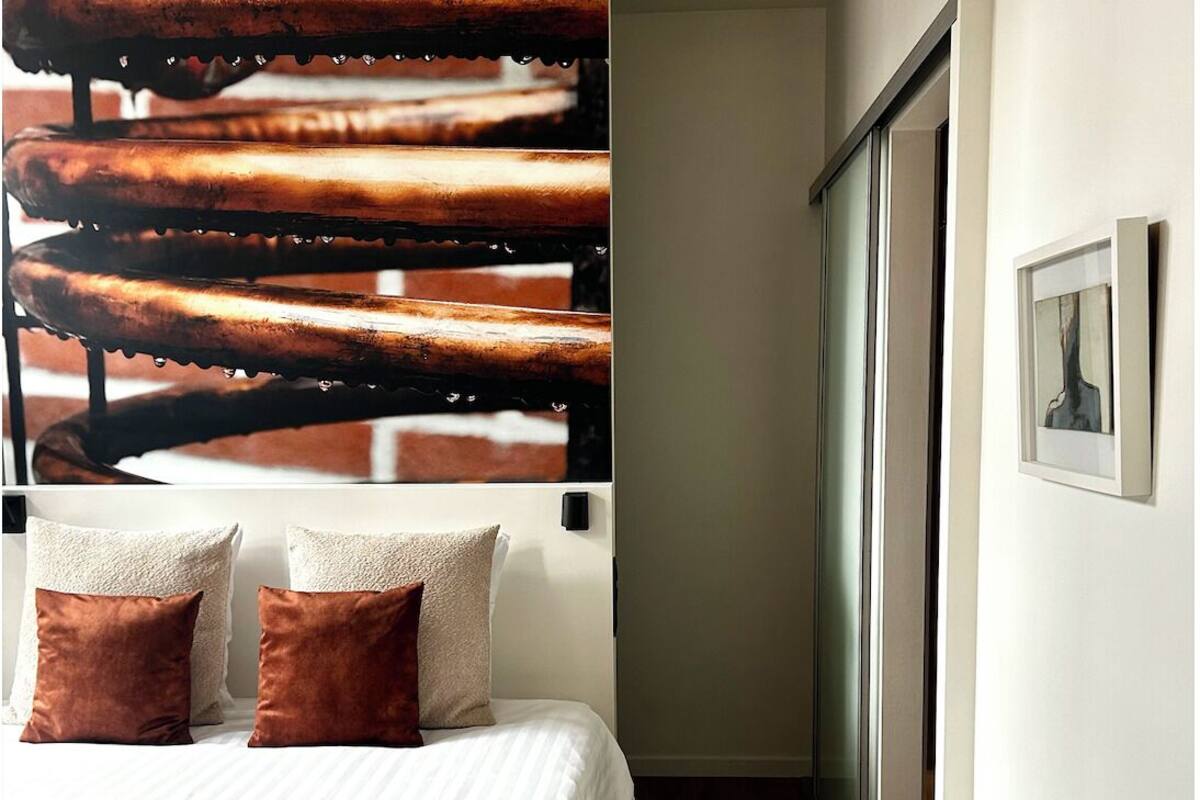أغطية فراش متميزة وميني بار وخزنة داخل الغرفة ومكتب