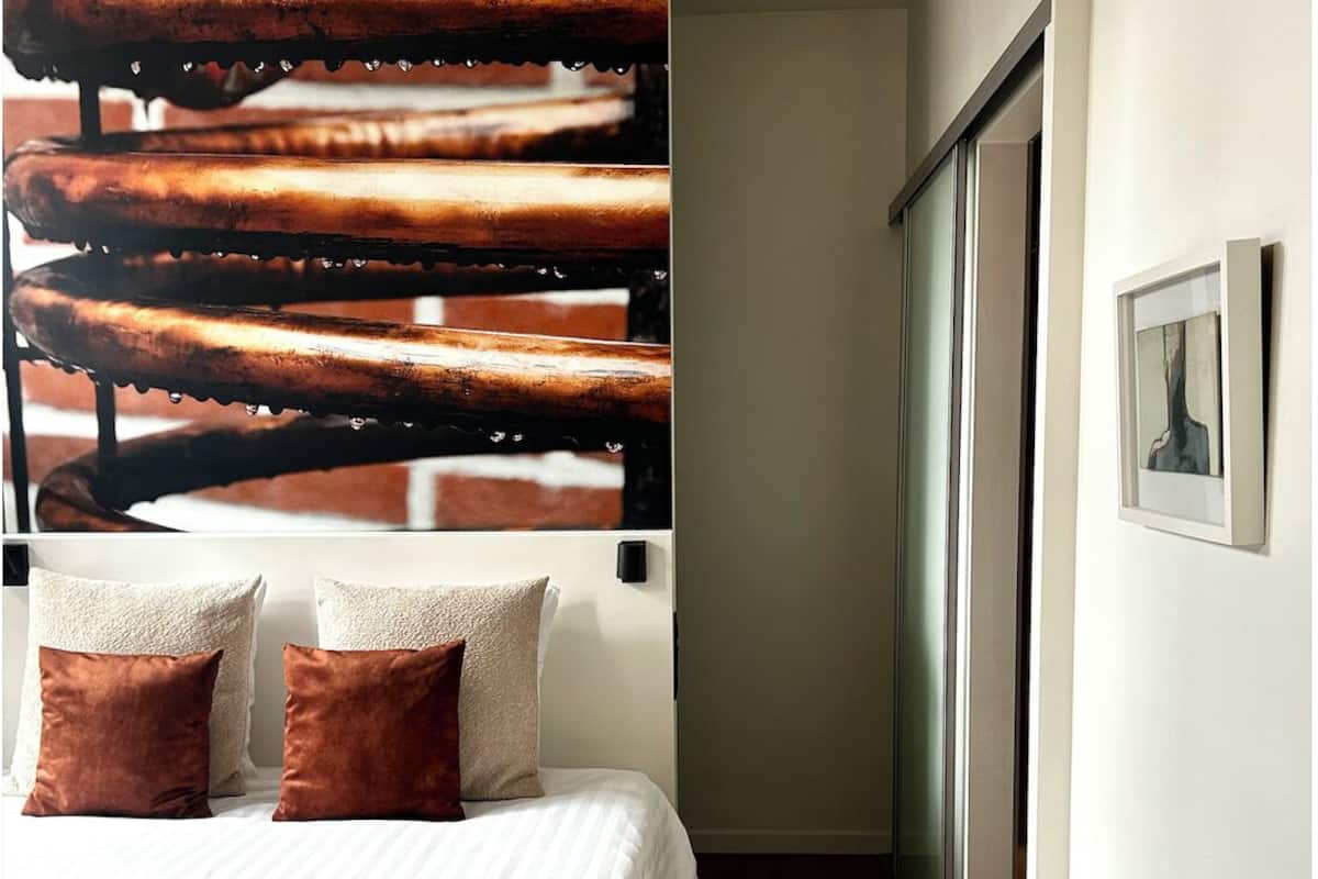 Deluxe tweepersoonskamer, 1 kingsize bed, balkon | Luxe beddengoed, een minibar, een kluis op de kamer