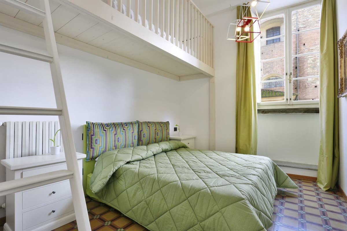 Escritorio, sistema de insonorización, wifi gratis y ropa de cama