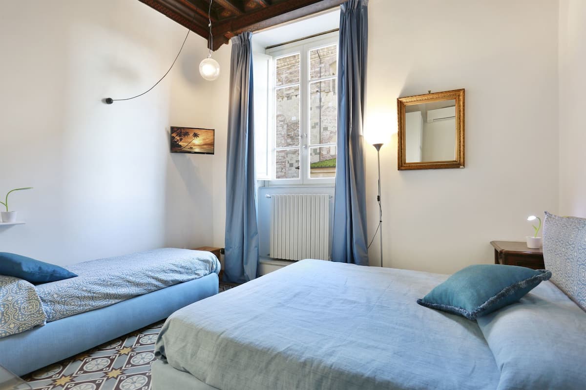 Escritorio, sistema de insonorización, wifi gratis y ropa de cama