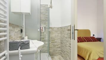 Standard Triple Room | Bathroom | Shower, free toiletries, hair dryer, towels