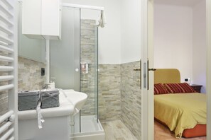 Habitación triple estándar | Baño | Regadera, amenidades de baño gratuitas, secadora de cabello, toallas 