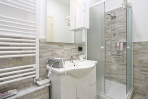 Shower, free toiletries, hair dryer, towels - B&B Pergola House (Lucca)