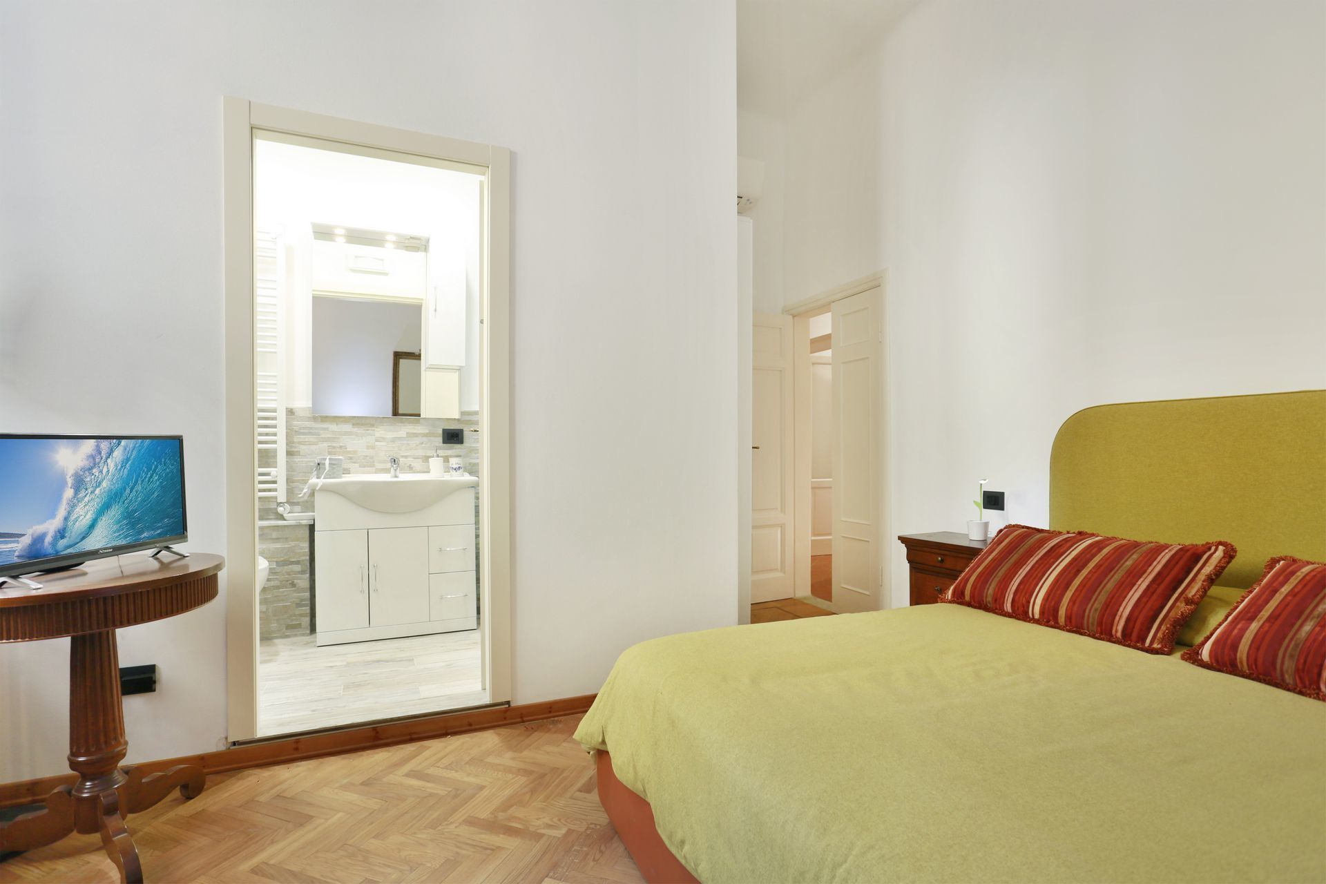 Habitación triple estándar | Escritorio, sistema de insonorización, wifi gratis y ropa de cama