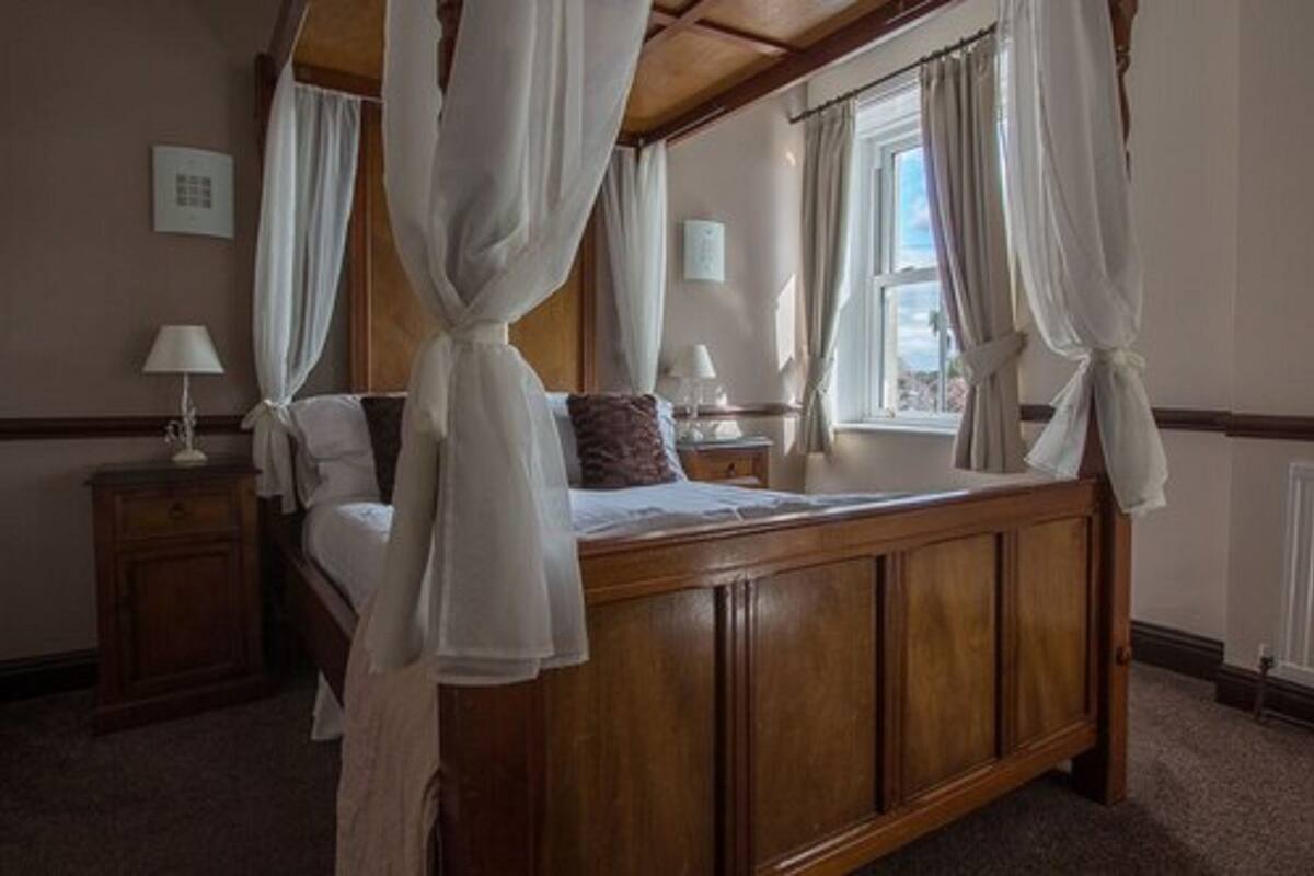 1 Schlafzimmer, hochwertige Bettwaren, Schreibtisch