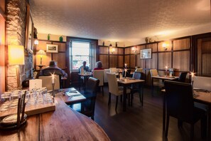 Melayani sarapan, makan siang, makan malam; sajian masakan Inggris 