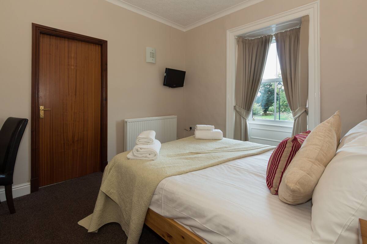 1 Schlafzimmer, hochwertige Bettwaren, Schreibtisch